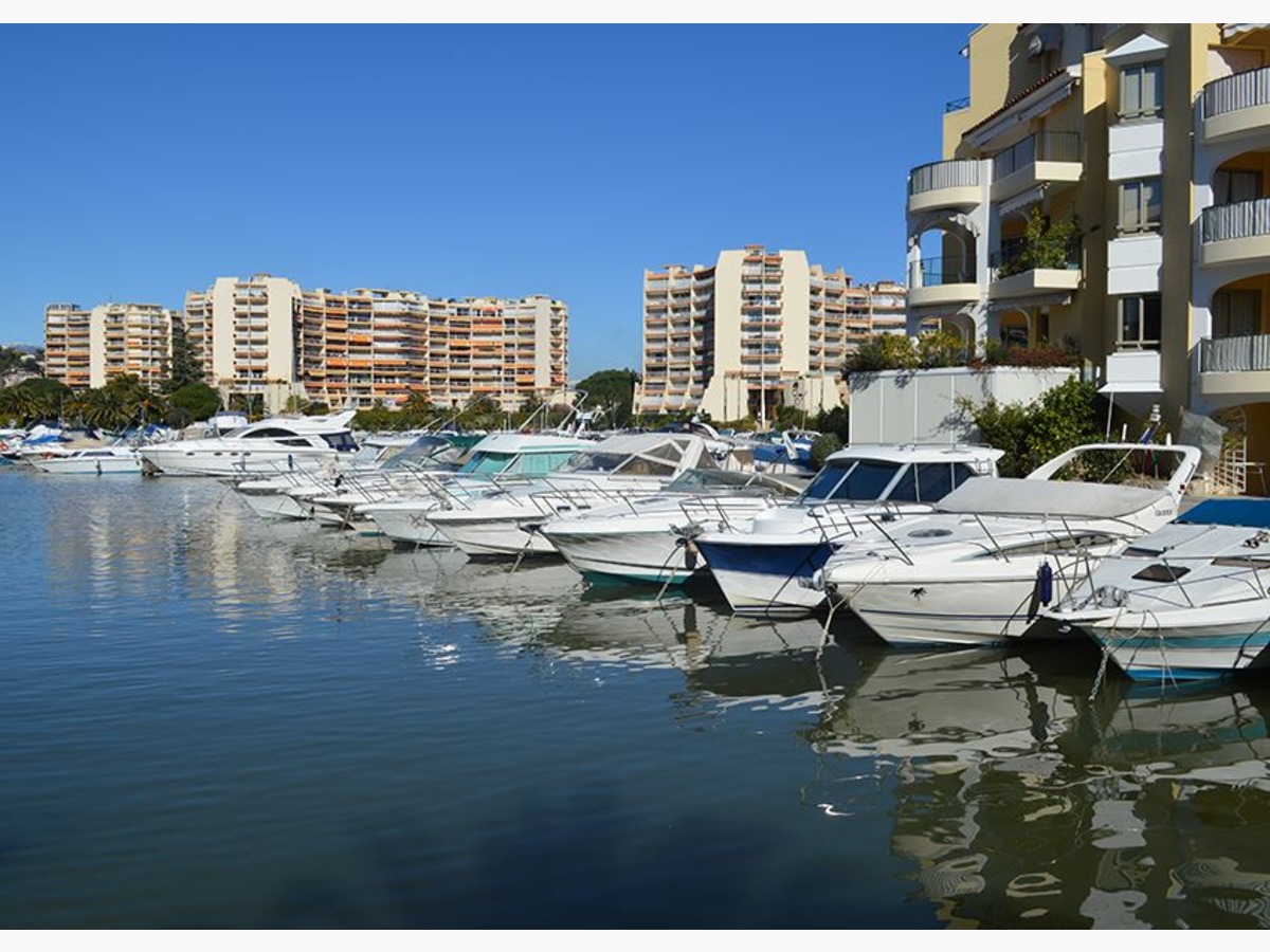 PLACE DE PORT Port de Cannes Marina - bateau neuf à vendre