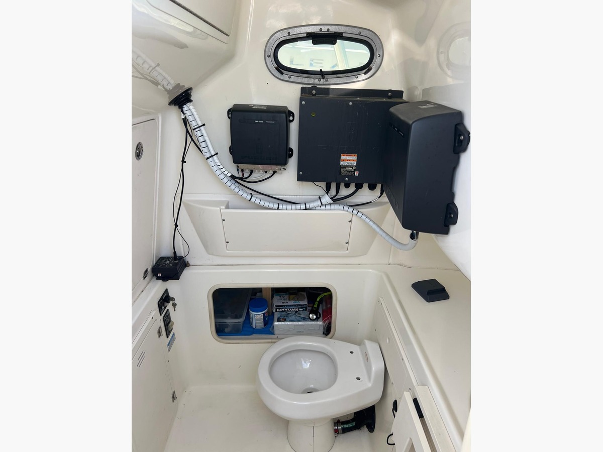 BOSTON WHALER 320 OUTRAGE CUDDY