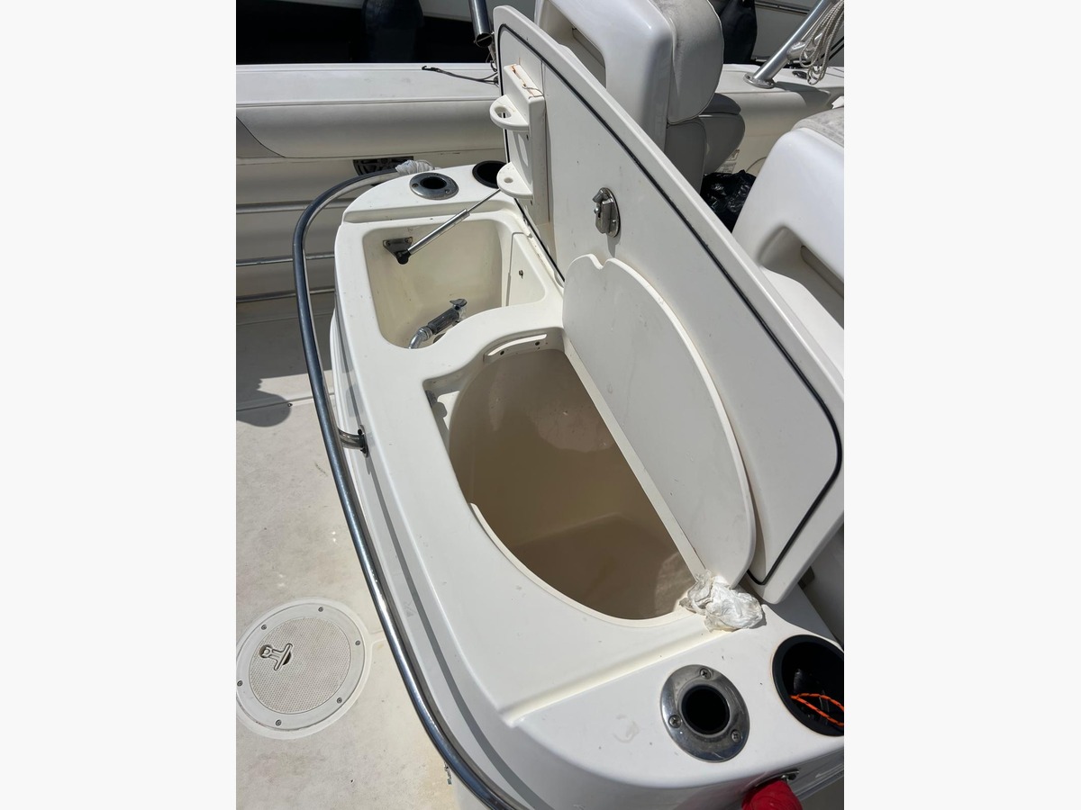 BOSTON WHALER 320 OUTRAGE CUDDY