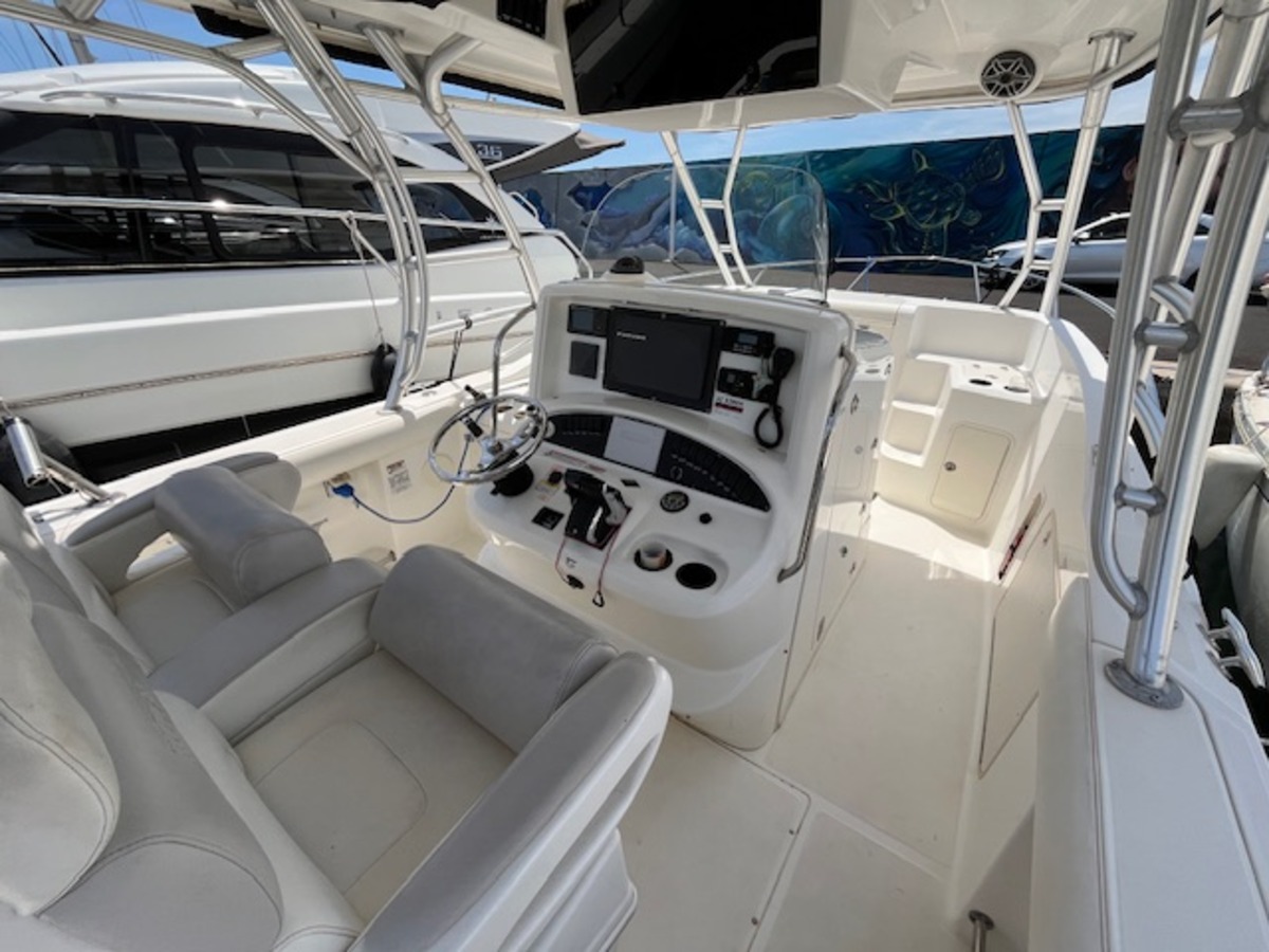 BOSTON WHALER 320 OUTRAGE CUDDY
