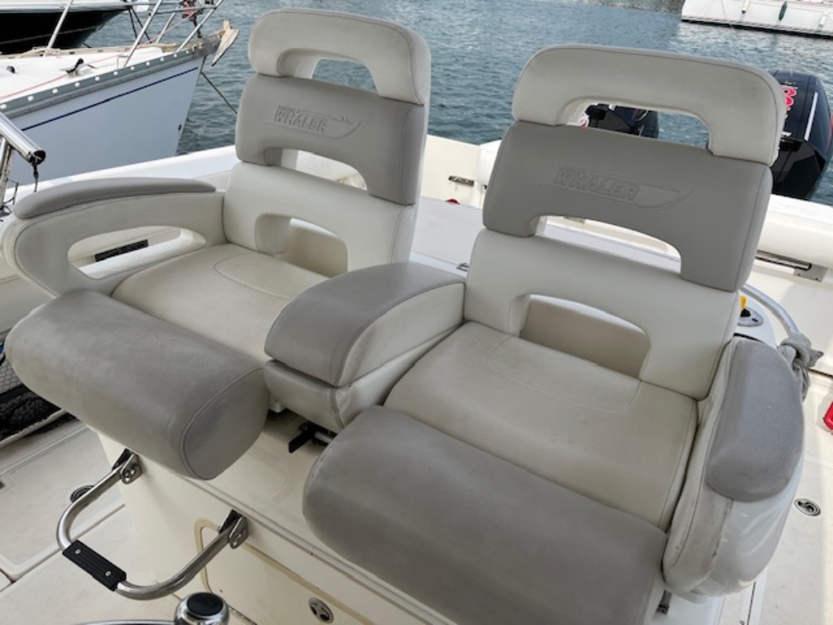 BOSTON WHALER 320 OUTRAGE CUDDY