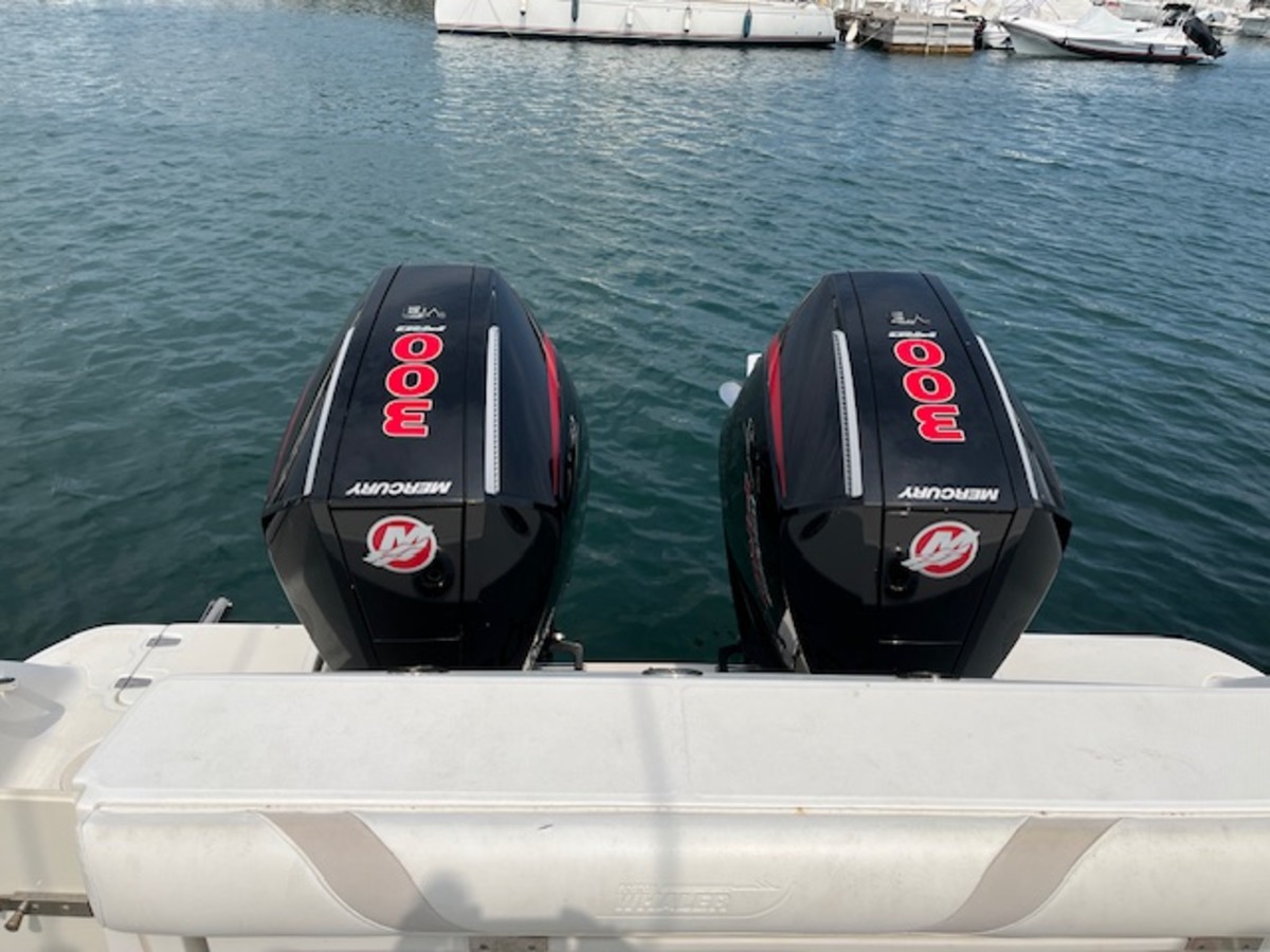 BOSTON WHALER 320 OUTRAGE CUDDY