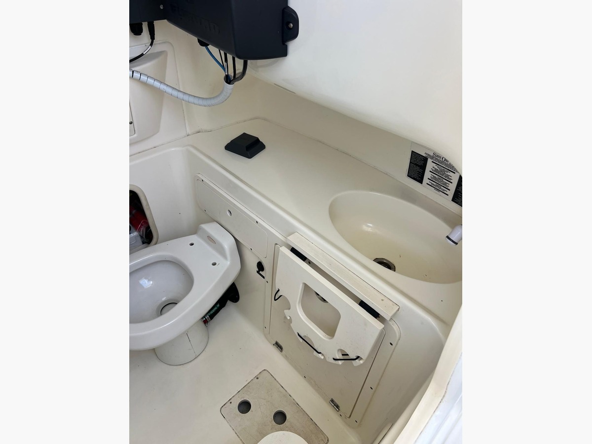 BOSTON WHALER 320 OUTRAGE CUDDY